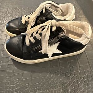 Adorable Nina shoes! side zippers. Size 11 toddler. Gently worn.